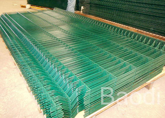 Backyard Triangle Curved Welded Steel Fence Panels , Vinyl Spray Panels For Machine Protection