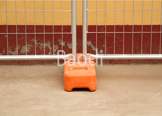 Hot Dipped Galvanized Temporary Mesh Fence Precise Opening With Plastic Feet