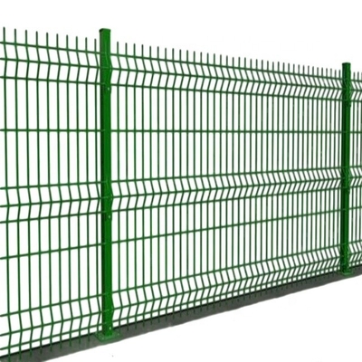 Sleek and Sturdy Contemporary 3D Curved Triangle Mesh Fence for Urban Landscapes