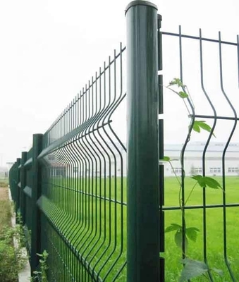 Sleek and Sturdy Contemporary 3D Curved Triangle Mesh Fence for Urban Landscapes